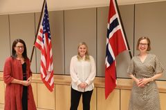 Dagens møte foregikk digitalt mellom USAs energiminister Jennifer M. Granholm, olje- og energiminister Tina Bru (H) og næringsminister Iselin Nybø. På bildet er de norske og amerikanske representantene henholdsvis  Sharon Hudson-Dean, Chargé d'affaires for den amerikanske ambassaden i Oslo, statsråd Bru og Nybø.