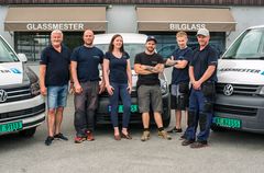 Medarbeiderne i Simon Hogstad AS og Simon Hogstad Bilglass AS er, fra venstre Karsten Hem, André Løver Knudsen, Yvonne Senning Tveito, Tobias Tellstrøm, Jørn Bakke Steen og Jørgen Hem. Foto: Bjørn Helge Isaksen