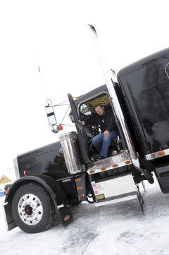 Kjell A. Sørlie er Bring-sjåfør i avdeling 20 på Kongshavn. Han kjører daglig Kongshavn - Coop i Ås. Han er bilentusiast og har gjort det meste selv på sin Scania R620. En amerikansk lastebil av merket Peterbilt 1983 modell har han stående i en låve hos en kamerat. Den har han også bygget opp selv.