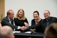 IPL-kontrakten er signert. Fra venstre: Johan Arnt Vatnan, prosjektdirektør i Nye Veier E6 Trøndelag, Kirsti Engebretsen Larssen, regional markedsdirektør i Cowi AS, Ingrid Dahl Hovland, administrerende direktør i Nye Veier, og Johan Hansson, administrerende direktør i Peab Anlegg AS. (Foto: Hyggelaget)