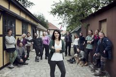 Katja Heilmann, Chris R. Aanvik, Miriam Wallenius, Marius Gundersen, Hadi Hagen Qaderi, Jeanne Bøe, Frode Voll, programleder Selda Ekiz, Lars Kristian Engelbregt Grøholt, Katinka Ødegaard, Maren Gilje Sekse, Sunna-Inga Gaup Aamot, Fredrik Fløtberget, Live Stoveland
og Ivar Mehren. Foto: Julia Marie Naglestad, NRK