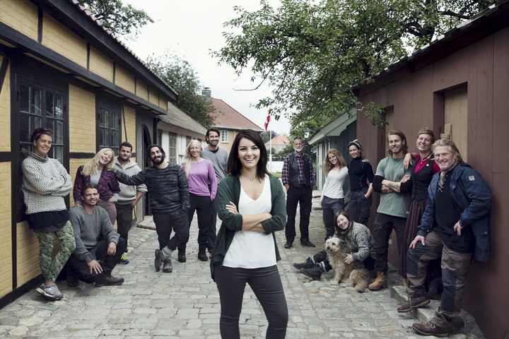 Katja Heilmann, Chris R. Aanvik, Miriam Wallenius, Marius Gundersen, Hadi Hagen Qaderi, Jeanne Bøe, Frode Voll, programleder Selda Ekiz, Lars Kristian Engelbregt Grøholt, Katinka Ødegaard, Maren Gilje Sekse, Sunna-Inga Gaup Aamot, Fredrik Fløtberget, Live Stoveland
og Ivar Mehren. Foto: Julia Marie Naglestad, NRK