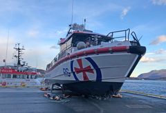 REDNINGSSKØYTA «Idar Ulstein» fikk omfattende skader etter gårsdagens grunnstøting. Her er den heist på land i Ålesund. FOTO: Redningsselakspet