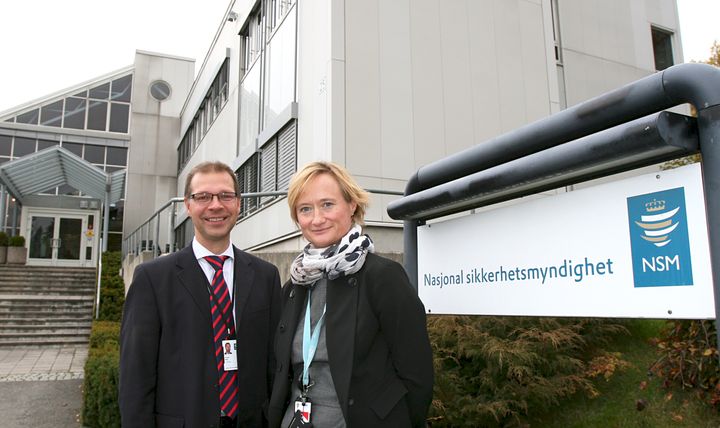 Avdelingsdirektør Sikkerhetsstyring Carsten Rapp i NSM og Altinn-direktør Kjersti Lauritzen er glade for en ny samarbeidsavtale. (Foto: Hege Sæthre Lind/Brønnøysundregistrene)