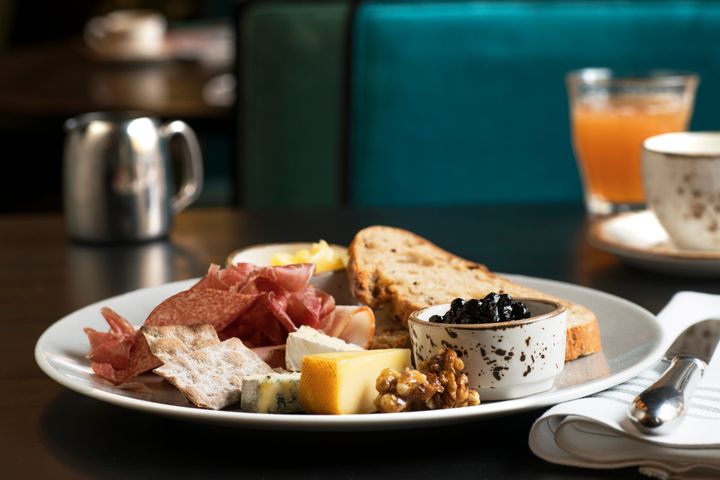 TOK SØLV: Thon Hotel Lofoten serverer lokale råvarer, hjemmelagde spesialiteter og har en frokostbuffet det tar flere timer å spise seg gjennom.