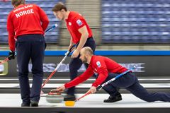 Lørdag 11. desember reiser det norske herrelandslaget i curling til Nederland for å kjempe om en av tre plasser i OL i Beijing 2022. Foto: WCF / Steve Seixeiro