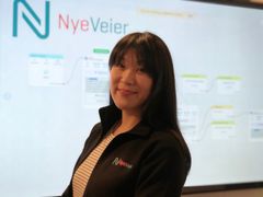 - Nye Veier er først ute i Norge til å bruke Messenger og chatbot-teknologi som informasjonskanal for trafikknyheter., sier Linn Herredsvela, senior kommunikasjonsrådgiver i Nye Veier. Her står hun foran et flytskjema for chatboten.