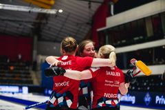 Lykkelig damer etter en velfortjent seier over Canada i kampen om finaleplass i året VM. F.v. Mille Haslev Nordbye, Martine Vollan Rønning og Kristin Skaslien. (Foto:WCF / Jeffrey Au)