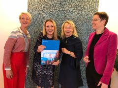 Barne- og likestillingsminister Linda Hofstad Helleland og folkehelseminister Åse Michaelsen mottar utkastet til etiske retningslinjer mot uheldig kroppspress i sosiale medier fra Mari Velsand, direktør i Medietilsynet (t.h.) og Elisabeth Lier-Haugseth, direktør i Forbrukertilsynet (t.v.) 2. oktober 2018. Foto: Medietilsynet