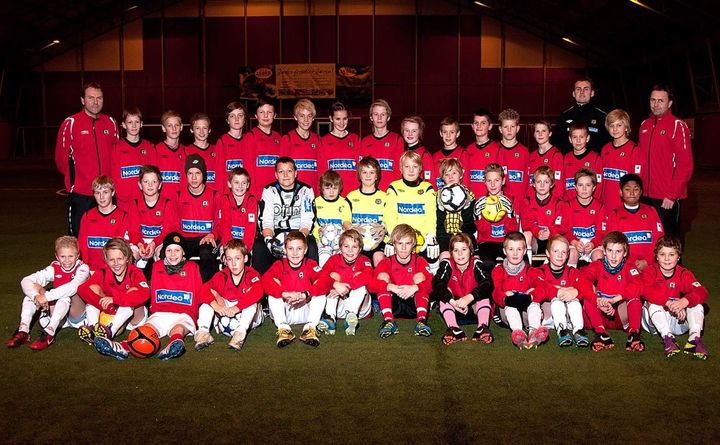 Her er 39 fotballspillere fra Bryne sammen med lagledere og trenere. Bildet er av gutter 12-gruppa fra 2011. Foto: Bryne FK.