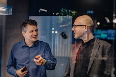 - Nå melder vi oss på i kampen om å lage de enkleste og mest kundevennlige løsningene i Europa, sier Vipps-sjef Rune Garborg (t.v.) og MobilePay-sjef Claus Bunkenborg.