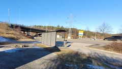 Mosseporten bussholdeplass er for liten. Den skal utvides så to busser kan stoppe samtidig. I tillegg skal leskuret flyttes nærmere holdeplassen, og det skal etableres sykkelparkering under tak. (Foto: Geir Østlund Johnsen / Statens vegvesen)