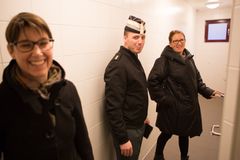 Kaptein Bergstrøm viser nordiske politikere Gardens nye kjønnsnøytrale dusjer (Foto: Hæren - bildet kan brukes fritt mot kreditering)