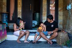 Komang og kona Niluh leker med barna Rendah (5) og Komang (2 måneder) i familiens hus på Bali i Indonesia. Komang jobber som sjåfør og har mistet 80 % av inntekten sin på grunn av pandemien. (Foto: UNICEF)