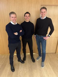 Robin Suwe (SVP Mobility, Schibsted Nordic Marketplaces), Sebastian Frick
(CEO AutoVex) og Atle Gran Lindstad (Schibsted M&A). Foto: Schibsted.