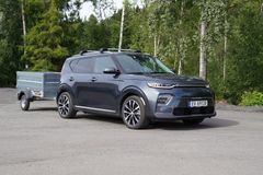 Kia e-Soul med den store batteripakken vil få mulighet for tilhengerfeste fra august.