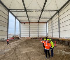 Høyt under taket: Det er 24 m oppunder taket i SiteCover-installasjonen på Hillerød utenfor København. Høyden kan økes med 6 m, men da må strukturen stabiliseres med vindkryss og jordankre, sier ingeniør og founder av SiteCover, Jacob Maintz. Doble traverskraner sørger for en løftekapasitet på 25 tonn. Foto: Jan Neste