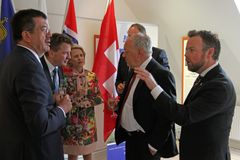 Fra venstre: Tyrkias økonomiminister Nihat Zeybekci,Islands utenriksminister Gudlaugur Thordarsson, Lichtensteins utenriksminister Aurelia Frick, Sveits økonomiminister Johann Schneider-Ammann og næringsminister Torbjørn Røe Isaksen. Foto: Trond Viken, NFD, ,