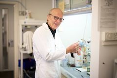 Den nye metoden gir et håp om både produktiv og lavutslipps-matproduksjon i fremtiden, sier NMBU-professor Lars Bakken. Foto: Alexander Benjaminsen