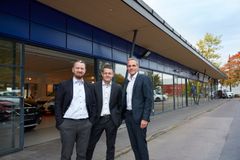 Marius Thorberg, påtroppende leder for PSA Retail Oslo sammen med Thorbjørn Myrhaug, direktør for PSA Norge og Marius Hayler, adm. direktør for Bertel O. Steen Detalj. Foto:
Bertel O. Steen/Jarle Nyttingnes