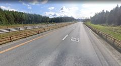 Rekkverket i cortenstål ble satt opp som et pilotprosjekt da ny E6 i Innlandet ble bygd. Foto: Google Maps.