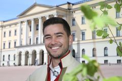 Matias Alegria er utegående reporter i Oslo på 17. mai. FOTO: Ole Kaland/NRK