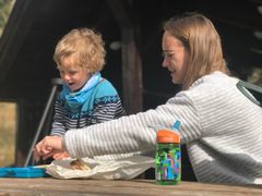 SMAKER BEDRE: Mat smaker bedre ute, så hvorfor ikke ta en tur til den lokale gapahuken på torsdag? Foto: Synne Kvam