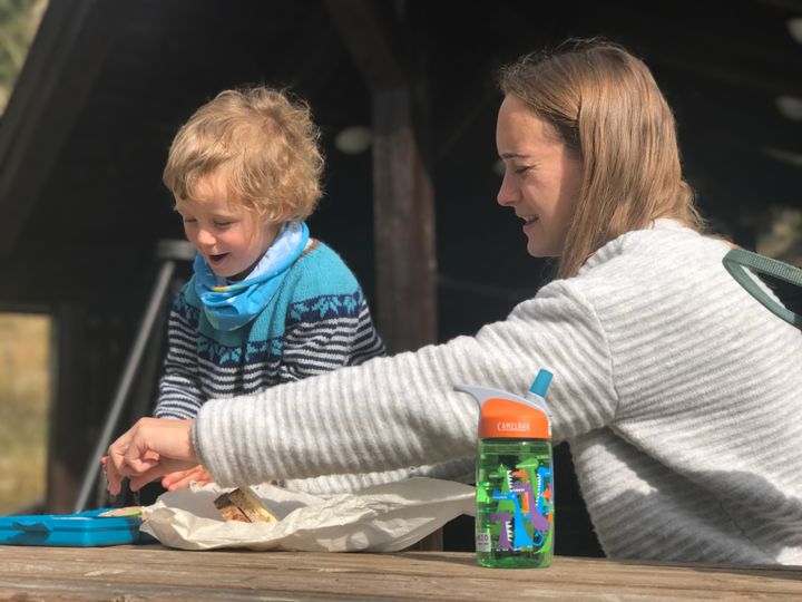 SMAKER BEDRE: Mat smaker bedre ute, så hvorfor ikke ta en tur til den lokale gapahuken på torsdag? Foto: Synne Kvam