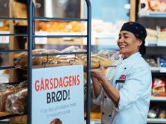 Halv pris på gårsdagens brød frem til kl. 11.00 dagen derpå. Foto: Erik Ruud