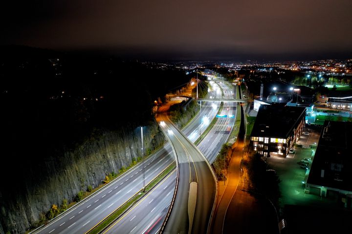 Flere titalls tusen lyspærer inngår i veglyskontrakten i Oslo-området. Mesta as skal sørge for at de lyser, som her på E6 på Furuset. (Foto: Karl Johansen, Statens vegvesen)