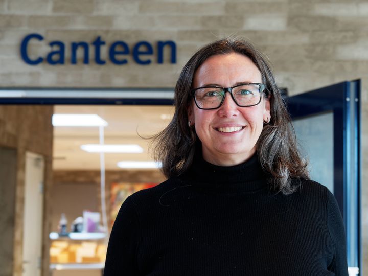 Her i kantinene rundt omkring på norske arbeidsplasser finner Antje Gonera svaret på hvordan det går an å hjelpe folk til å endre kostholdet sitt.