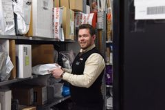 Butikksjef Arnt Christoffer Weberg Schjong hos Spar, Post i Butikk på Sundvollen, oppfordrer folk til å hente pakkene, så det ikke hopper seg opp i hyllene. FOTO: Birger Morken / Posten