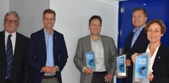 Fra venstre Gustav-Erik Blaalid (juryleder og ansvarlig redaktør i Skipsrevyen), samferdselsminister Knut Arild Hareide, Torbjørn Bringedal (LMG Marin), Endre Matre (Westcon Ølen) og Heidi Wolden (Norled) Foto: Helge Martin Markussen, Skipsrevyen