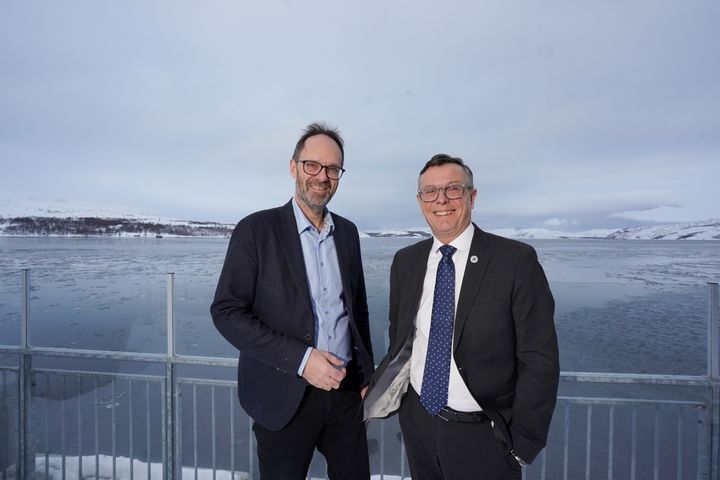 Direktør for Senter for hav og Arktis, Jan-Gunnar Winther (t.v.) og rektor ved UiT, Dag Rune Olsen.
FOTO: TOMAS ROLLAND/UIT