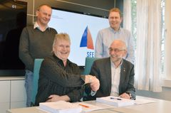 Prosjektsjef Magnar Myklatun i Skanska og Konserndirektør Ola Lingaas i SFE Produksjon signerer kontrakten. Bak fra venstre står prosjektleder Bjørn M. Bruvik fra Skanska og prosjektleder Arild Bruland fra SFE.