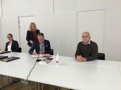 Unios Steffen Handal og KS arbeidslivsdirektør Tor Arne Gangsø signerer enigheten