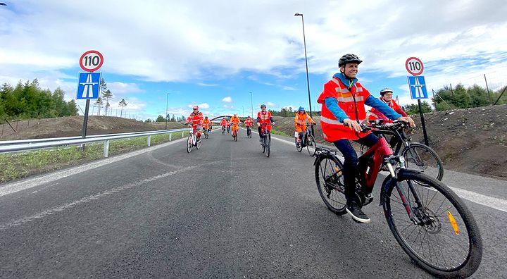 Samferdselsminister Hareide inspiserer den nye veien i forbindelse med åpningen i sommer (foto Statens vegvesen)