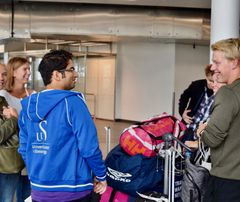 Studenter tas imot ved Stavanger Lufthavn.