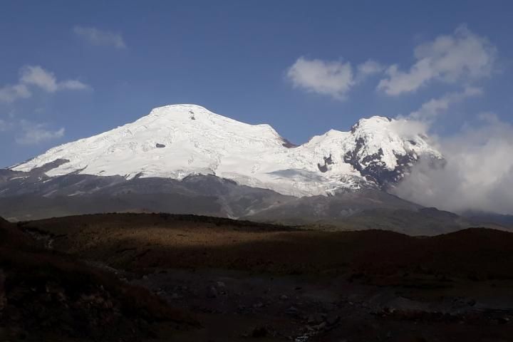 Harmony-satellittene skal mellom annet følge med på isbreer og vulkaner. På bildet sees den isdekte vulkanen Antisana i Ecuador. Foto: Andreas Kääb/UiO