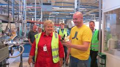 Operatør Glenn Løvik ved Nexans på Langhus sikret seg en selfie med statsminister Erna Solberg. På bildet: Fra venstre hovedtillitsvalgt på Langhusfabrikken Bjørn Nybakk, administrerende direktør i Nexans Norway, Anne-Lise Aukner, statsminister Erna Solberg i prat med Glenn Løvik. Fabrikksjef ved Nexans Langhus, Torbjørn Blomsnes, til høyre.