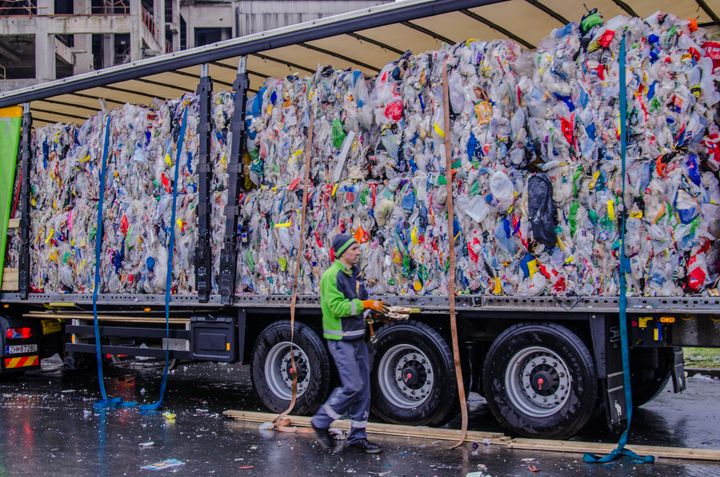 NY TEKNOLOGI: I prosjektet skal det gjøres blokkjede-verifisert sporing av plastemballasje fra innsamling, sortering og resirkulering til det ender som nye avfallssekker. FOTO: Kedenburg/Grønt Punkt Norge