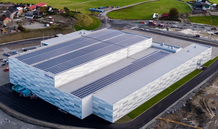 REMA distribusjonssentral i Sandnes setter en ny standard for energiforbruket i slike bygg, blant annet med solkraftverk og to typer energilagre, både batteri og termisk (Foto: REMA 1000).