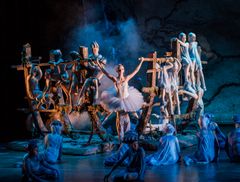 Operaens barnekor og dansesolister fra Balletthøgskolen (KHiO) setter opp familieforestillingen Stormen – forteljinga om Miranda og Ferdinand. Foto: Erik Berg.
