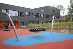 Holmenveien barnehage er blitt et storslagent barnehageanlegg, med et romslig nytt bygg (bildet) og et nydelig rehabilitert, verneverdig sveitservilla. Totalt skal det være 13 baser i de to byggene i bydel Vestre Aker. Byråd for kultur og næring, Hallstein Bjercke, sto for åpningen.
