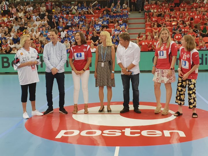 God stemning blant avtalepartnere og tidligere landslagsstjerner som har spilt med Posten-logoen på drakten siden samarbeidet ble etablert for mer enn 30 år siden. Fra venstre Marit Breivik, generalsekretær Erik Langerud i NHF, Hanne Hegh, kommunikasjonsdirektør Elisabeth Gjølme i Posten, håndballpresident Kåre Geir Lio, Else-Marte Sørlie Lybekk og Karoline Dyhre Breivang.