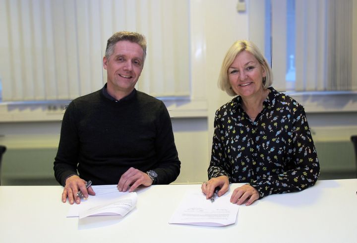 Tor G. Unneland, administrerende direktør i Varden Entreprenør og Eli Grimsby, byggherre og direktør i Kultur- og idrettsbygg Oslo KF signerer kontrakten. (Foto: Kultur- og idrettsbygg)