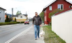 UT PÅ TUR: Førerhundbruker Runar Kvam opplever daglig situasjoner der hunder og mennesker kommer for tett på. Foto: Line Lyngstadaas