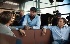 Serieskaper Øystein Karlsen (i midten) med skuepillerne Tobias Santelmann (t.v) og Simon Berger (t.h.) under innspilling av serien Exit. Foto: Ingeborg Klyve/Fremantle/NRK