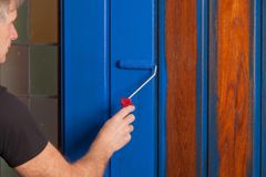 Inngangsdøren kan med fordel males med en dør- og vindusmaling. Det er en egen kvalitet som gir en robust og hard malingfilm. Båtmaling kan også være et alternativ. (Foto: Kristian Owren/ifi.no)
