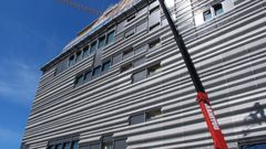 De karakteristiske, bølgeformede aluminiumsplatene som dekker fasaden er ikke bare enarkitektonisk hentydning til bølgene på fjorden nedenunder, men også et effektivt miljøtiltak for å spare energi. Foto: Kultur- og idrettsbygg Oslo KF